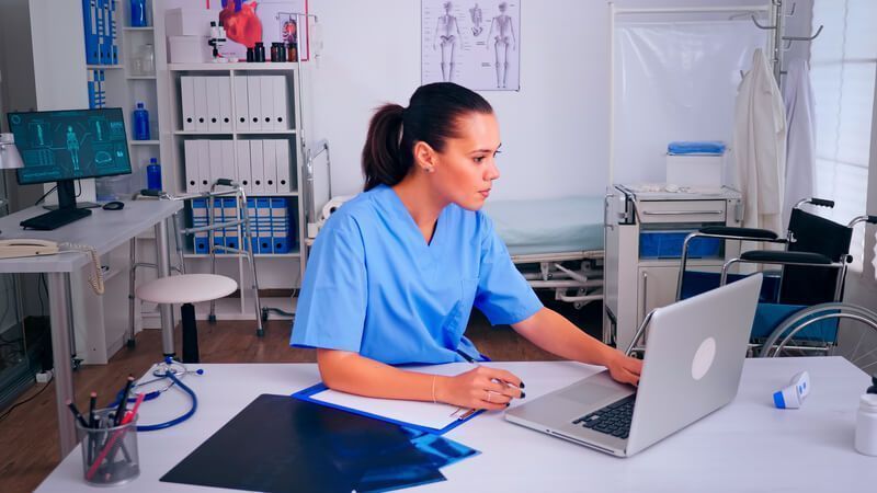 medico on-line mulher computador