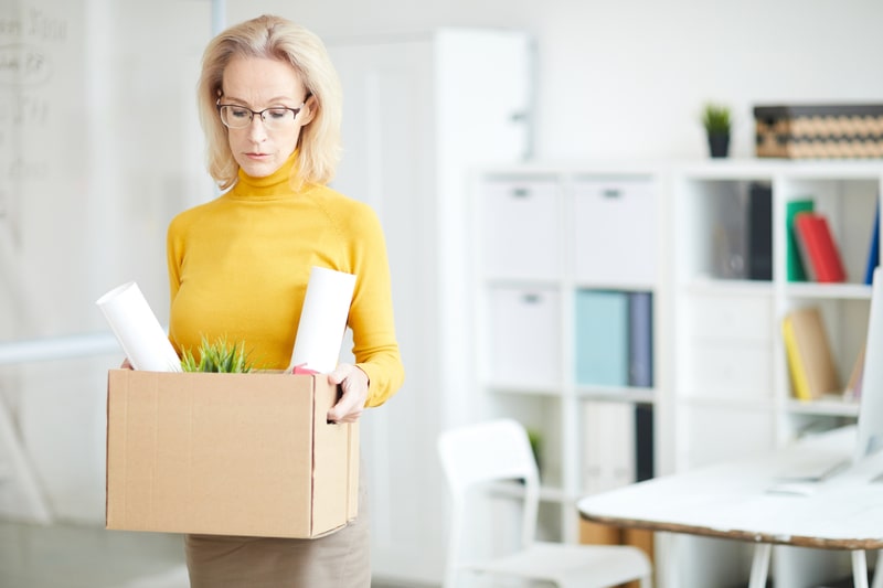 afastamento do trabalho mulher carregando caixa
