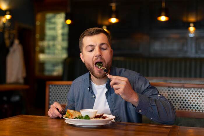 mindful eating homem comendo