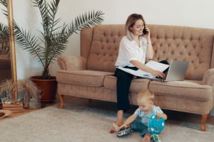 Como as empresas podem ajudar as mães em home office