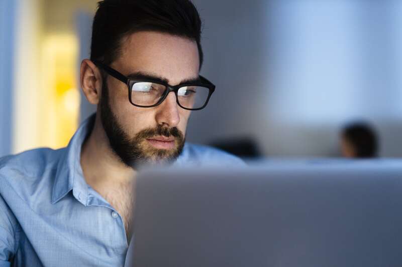 treinamento online homem oculos