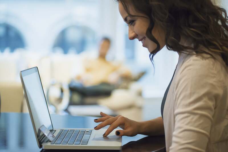 treinamento online mulher olhando computador