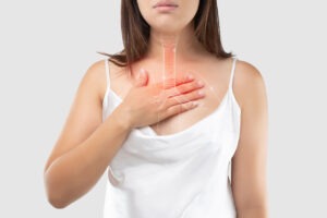 mulher com mão no tórax indicando incômodo na região dos pulmões